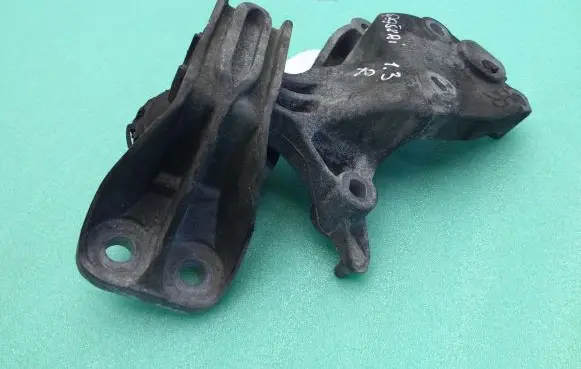 Nissan Qashqai Engine mount bracket 112327345R