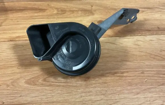 Volkswagen Touareg II Horn signal 7P6951206B S033FB2623