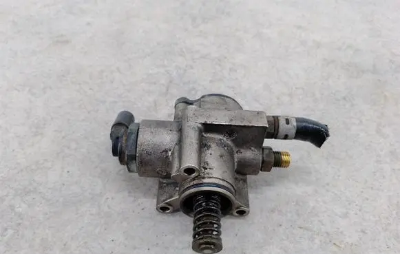 Skoda Octavia Mk2 (1Z) Fuel injection high pressure pump 03C127025R