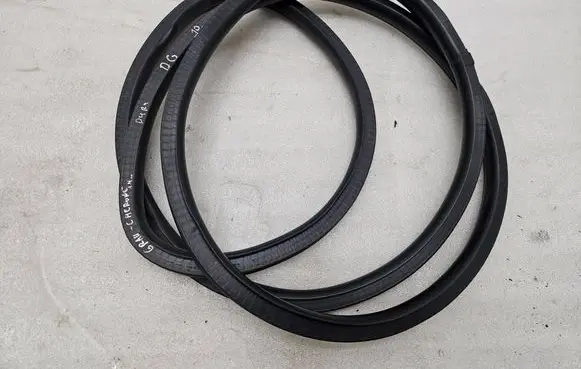 Jeep Grand Cherokee Rear door rubber seal (on body) 