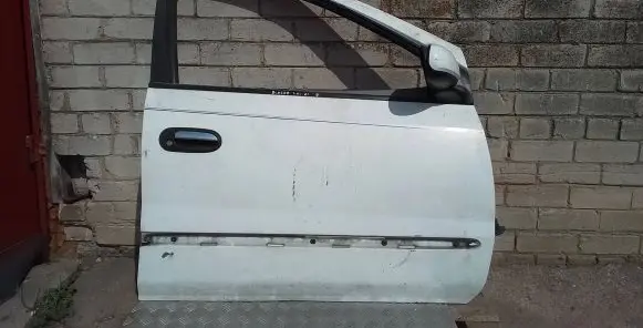 Nissan Almera Tino Front door