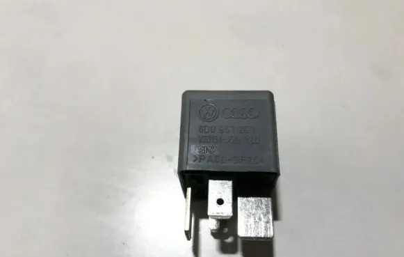 Audi A5 8T 8F Other relay 8d0951253 v23134-j52-x300