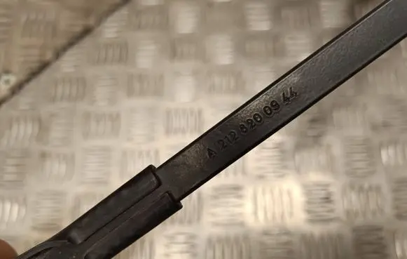 Mercedes-Benz E W212 Front wiper blade arm A2128200944