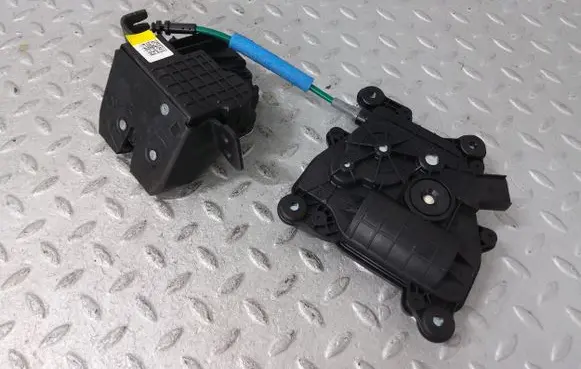 Loading door lock