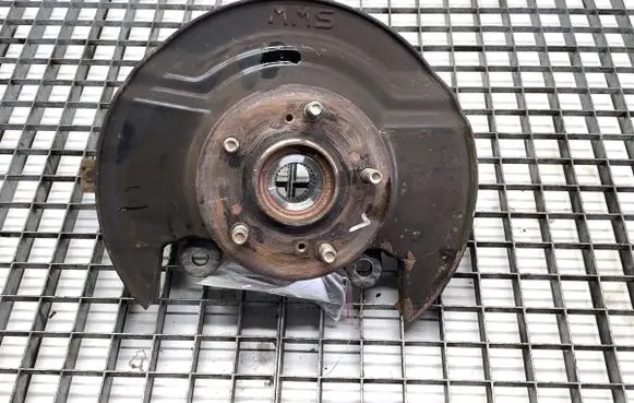 Honda CR-V Front wheel hub spindle knuckle 