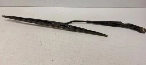 Volkswagen PASSAT B4 Front wiper blade arm 3A1955409A