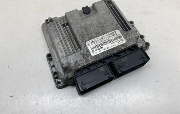 Ford Focus Engine control unit/module M1T112A650BA L1UA12B684DA