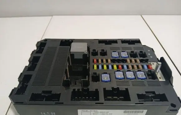 Jaguar XF X250 Fuse module 8X2T14B476AD