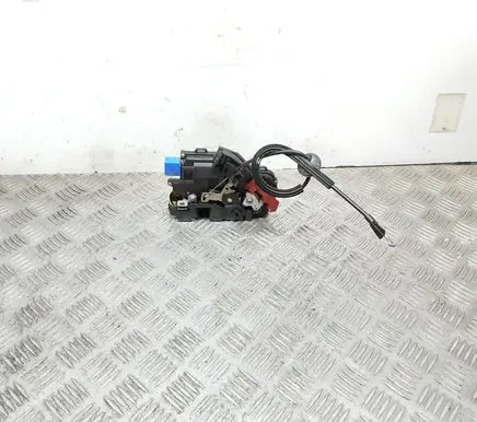 Volkswagen Golf V Rear door lock 7L0839016
