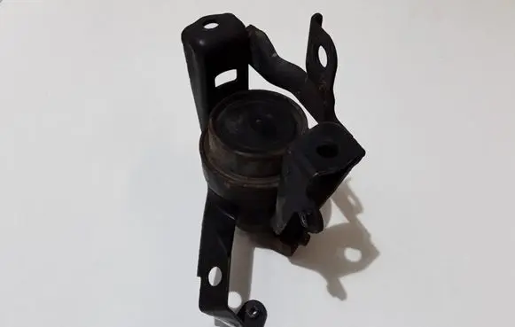 Toyota Avensis T250 Engine mount bracket 23L5