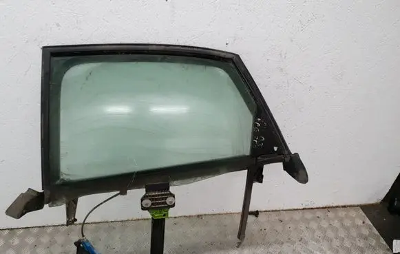Rear door manual window regulator