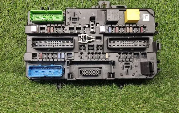 Opel Zafira B Power management control unit 13222173 5DK00866933 13222173M