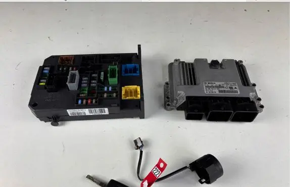 Citroen C4 II Engine control unit/module 0261S06494