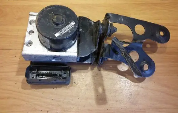 Volkswagen Golf VI ABS Pump 1K0907379AF