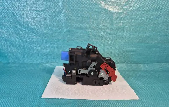Volkswagen Golf V Rear door lock 7L0839016D