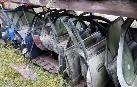 Mazda 323 Front door sidabrines