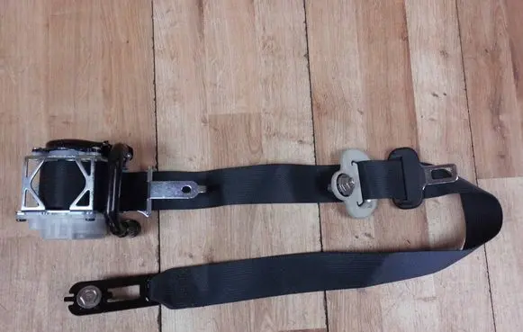 Mazda 3 III Front seatbelt BJV557L30 0589P1000146