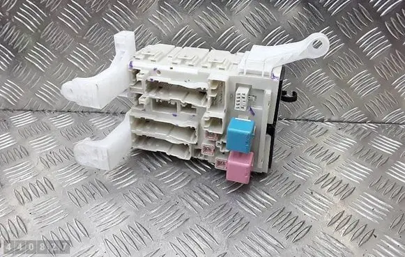 Toyota Auris 150 Fuse box set 8273002120A