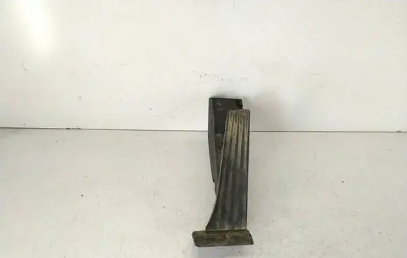 Accelerator throttle pedal