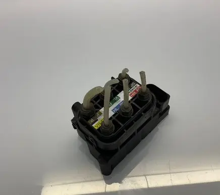 Mercedes-Benz R W251 Air suspension valve block A2123200358 1500115 120629