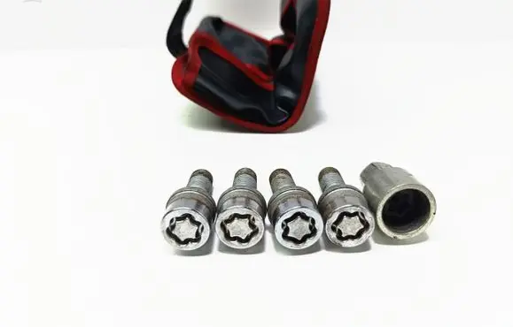 BMW 1 E82 E88 Anti-theft wheel nuts and lock 