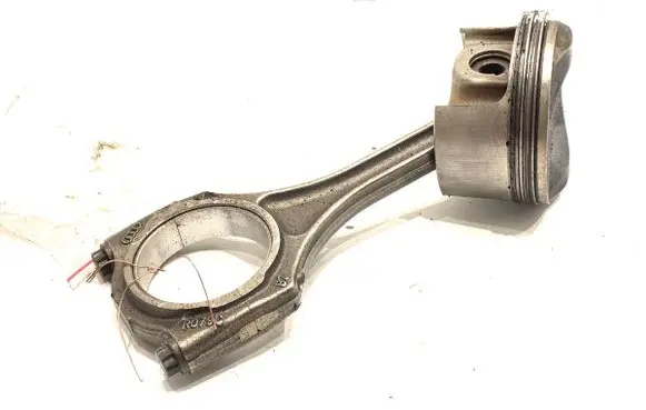 Audi R8 42 Piston with connecting rod R079C