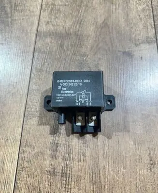Mercedes-Benz C W204 Other relay A0035422619 V23132A2001X27