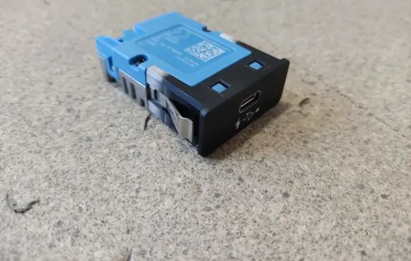 BMW 3 G20 G21 USB socket connector 8711939