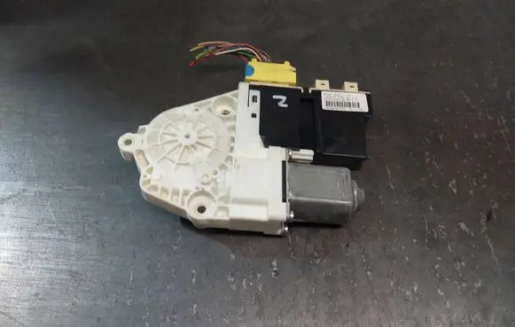 Peugeot 307 Front door window regulator motor 985171103