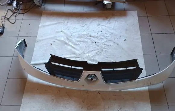 Renault Trafic II (X83) Front bumper upper radiator grill 623100247R 93856148
