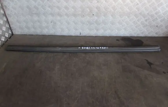Peugeot 5008 Rubber seal front coupe door window 