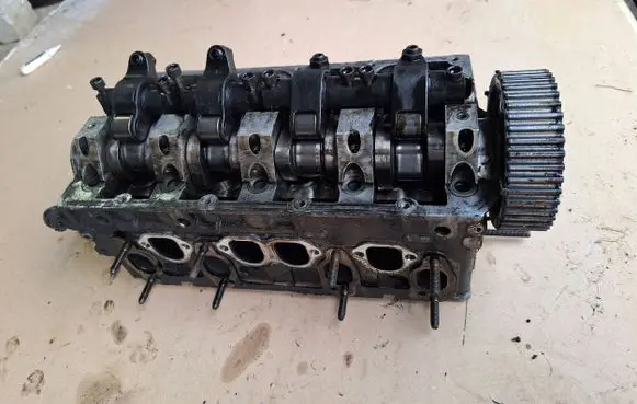 Volkswagen PASSAT B5.5 Engine head 