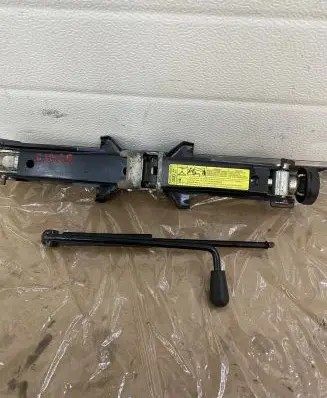 Audi A4 S4 B8 8K Lift Jack 8K0011031C 8K0011221