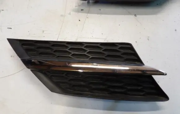 Toyota RAV 4 (XA40) Front bumper lower grill