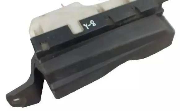 Toyota Avensis T250 Fuse module 9808087030