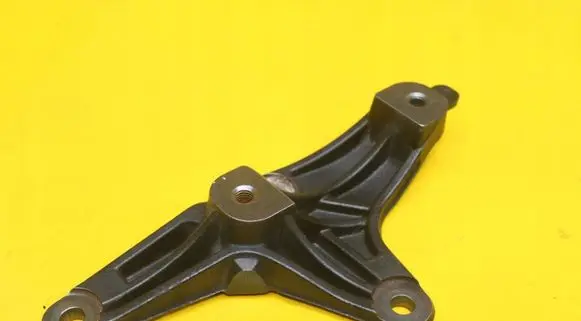 Toyota Avensis T270 Engine mounting bracket