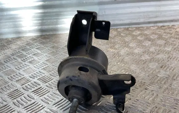 KIA Carens II Engine mount bracket