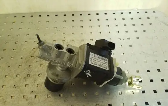 Mercedes-Benz E W211 Master brake cylinder A0004300312