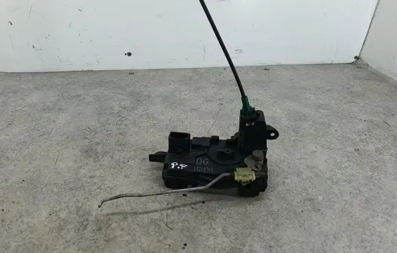 Opel Zafira B Front door lock 13210749QG