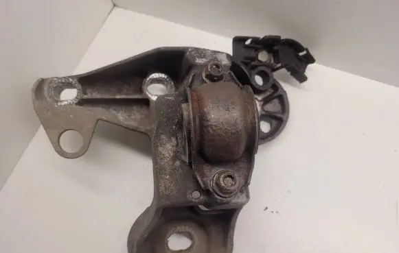 Audi A4 S4 B7 8E 8H Engine mounting bracket 8E0199352N