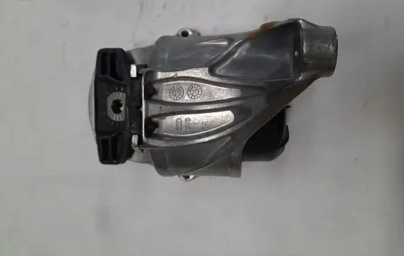 Engine mounting bracket