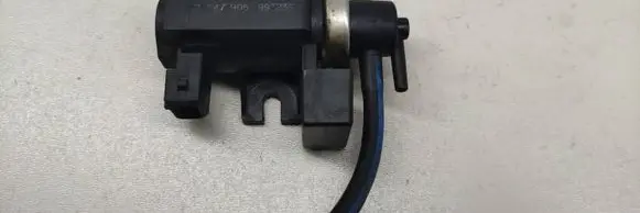 BMW 5 E39 Turbo solenoid valve 72279600 2247906