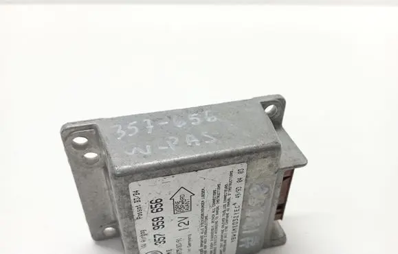 Volkswagen PASSAT B3 Airbag control unit/module 357959656 5WK40758391