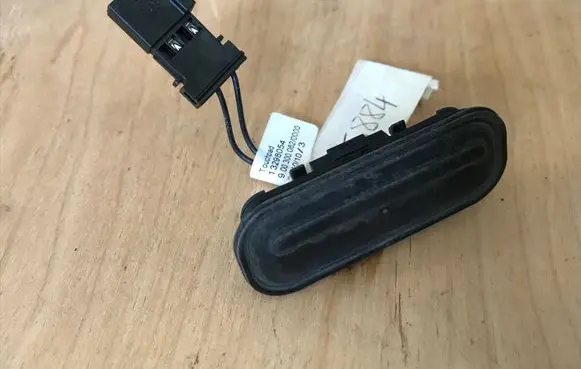 Opel Astra J Tailgate opening switch 13298054
