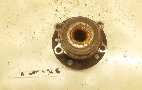 Volkswagen PASSAT B6 Front wheel hub