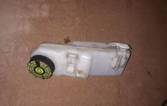 Toyota Avensis T270 Brake fluid reservoir 204255809
