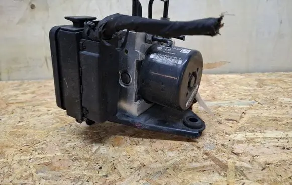 Volkswagen Touran II ABS Pump 1K0614517DP