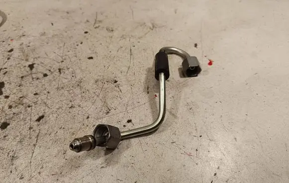 Nissan X-Trail T32 Fuel injector supply line/pipe 