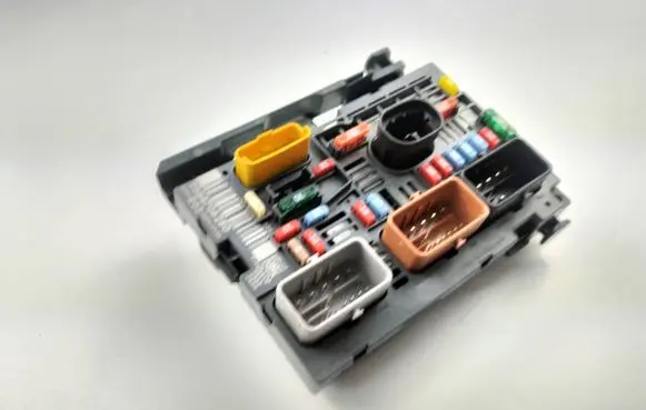 Peugeot 308 Fuse module 9664706280