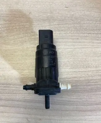 Volkswagen PASSAT B7 Windscreen/windshield washer pump 1k6955651 424004693